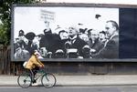    Fri bane. En cykelist med behørigt mundbind triller forbi en spydig anti-Boris Johnson plakat
 Foto: John Sibley/Ritzau Scanpix