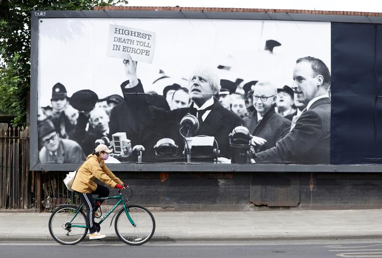    Fri bane. En cykelist med behørigt mundbind triller forbi en spydig anti-Boris Johnson plakat
 Foto: John Sibley/Ritzau Scanpix