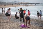 På stranden i Barcelona 24. maj er en politibetjent ved at sørge for at alle regler overholdes. Foto: Josep Lago/Ritzau Scanpix