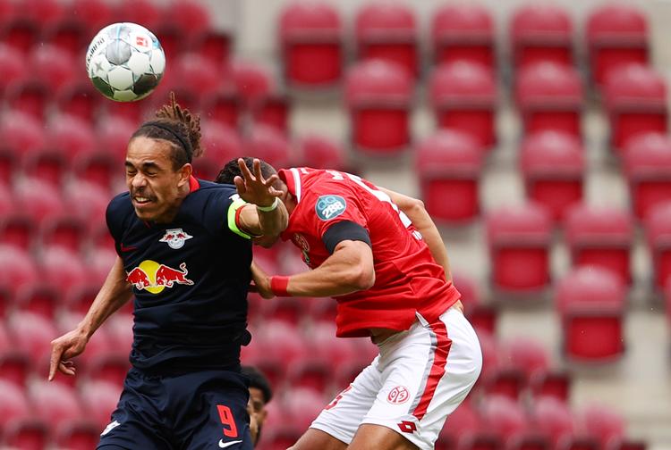 Før Bundesligaen blev afbrudt af corona, befandt Yussuf Poulsen (tv.) sig i periferien af Leipzig-holdet og fik småt med spilletid. Nu er han anfører og scorede søndag for anden kamp i træk.  Foto: Kai Pfaffenbach/Ritzau Scanpix