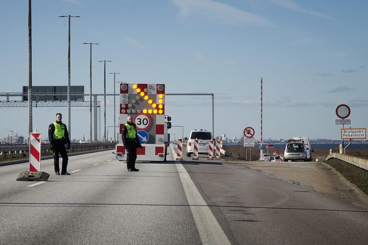 Alle, der skal ind i Danmark fra Sverigesiden, bliver kontrolleret her for enden af Øresundsbroen, inden de bliver lukket ind. Foto: Martin Lehmann/POLFOTO