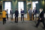 Repræsentanter for alle Folketingets partier med finansminister Nicolai Wammen i spidsen prænseterede 19. marts en stor hjælpepakke for dansk økonomi. På onsdag kommer et ekspertudvalg med forslag til, hvordan man ruller hjælpepakkerne tilbage.  Foto: Jens Dresling/POLFOTO