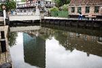 Det fjerner unægtelig noget af magien fra Den Gamle By, at der nu er sat omkring 30 stativer med håndsprit op, ligesom det gamle bageri fra 1885 er udstyret med plexiglas.  Foto: Janus Engel/POLFOTO