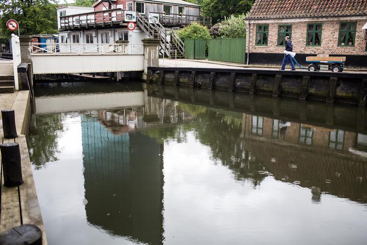 Det fjerner unægtelig noget af magien fra Den Gamle By, at der nu er sat omkring 30 stativer med håndsprit op, ligesom det gamle bageri fra 1885 er udstyret med plexiglas.  Foto: Janus Engel/POLFOTO