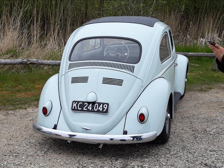 Henriks fine Folkevogn med original sort nummerplade. Frøken Munksgaard har uden tvivl haft en fest i det køretøj. Foto: Henrik Behrens Henriksen 