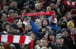 Enkelte tilskuere på Anfield bar maske for at skærme sig mod corona til Champions League-kampen mellem Liverpool og Atlético Madrid 11. marts.  Foto: Carl Recine/Ritzau Scanpix