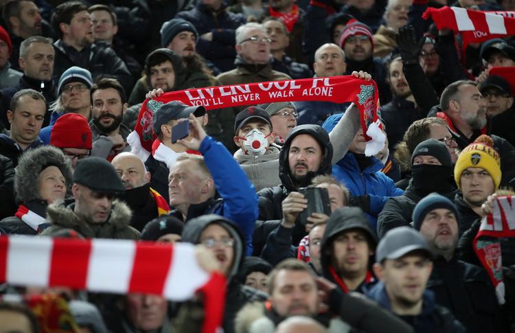 Enkelte tilskuere på Anfield bar maske for at skærme sig mod corona til Champions League-kampen mellem Liverpool og Atlético Madrid 11. marts.  Foto: Carl Recine/Ritzau Scanpix