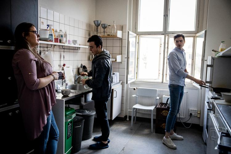 Beboerne på Diakonisse Kollegiet vender dagen i køkkenet. For mange internationale studerende har bofæller været redningen under den svære coronanedlukning.  Foto: Jens Hartmann Schmidt/POLFOTO