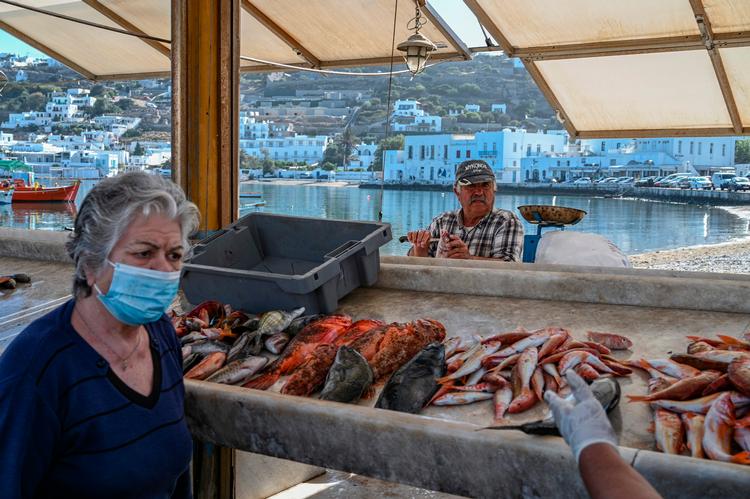 På de græske øer, her Mykonos, afventer man med ængstelse den kommende sommer. Vil turisterne indfinde sig eller holder coronaen dem væk?  Foto: Aris Messinis/Ritzau Scanpix