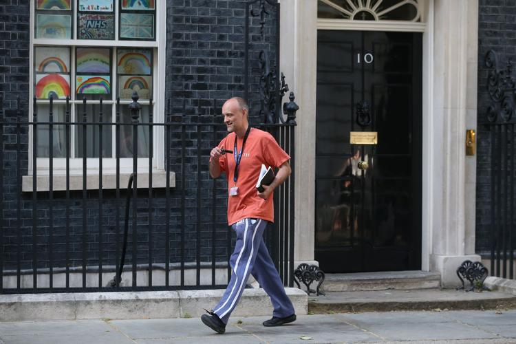 Dominic Cummings, som her ses uden for Downing Street 10 i søndags, har vakt folkets vrede, efter at han kørte på besøg hos familien og dermed trodsede regeringens ordre om at blive hjemme under krisen.   Foto: Isabel Infantes/Ritzau Scanpix