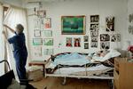 Partier vil nu tilse, at alle hjemmeplejere bruger værnemidler, når de har nærkontakt med udsatte borgere. Billedet her er fra 2019 og tiden før corona-epidemien.  Foto: Miriam Dalsgaard/POLFOTO