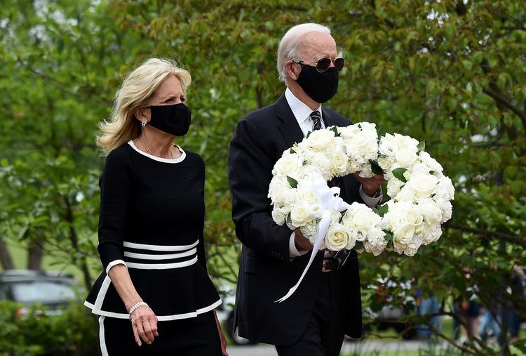    Iført sorte mundbind lagde Joe Biden og konen Jill en krans for amerikanere faldet i krig. Foto: Olivier Douliery/Ritzau Scanpix