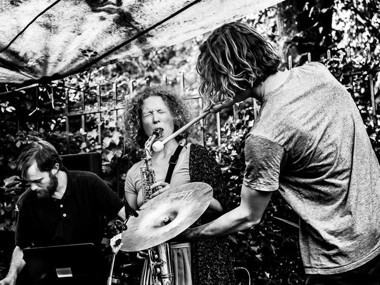 De tre musikere fra Køs er alle aktive i det københavnske avantgardemiljø. Trioen har eksisteret siden 2014, men har først nu udgivet et album i fuld længde. Pr-foto Peter Gannushkin