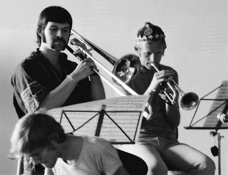 Basunisten Erling Kroner og trompetisten Jens Jørn Gjedsted med Thor Backhausen i forgrunden.  I tidstypiske gevandter.  Foto: Kirsten Weinoldt