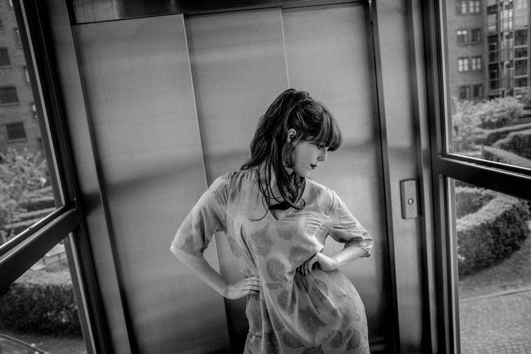 Tine Høeg har tentaklerne ude, når det gælder de magtbalancer og den akavethed og spænding, som hverdagens øjeblikke er ladede med. Foto: Miriam Dalsgaard/POLFOTO