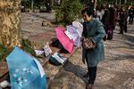 Arkivfoto fra et 'ægteskabsmarked' i Kina. Konceptet, hvor forældre leder efter en partner til deres børn, findes flere steder i det enorme land og indgår blandt andet Supchinas serie 'Strangers in China'.  Foto: Claus Blok Thomsen