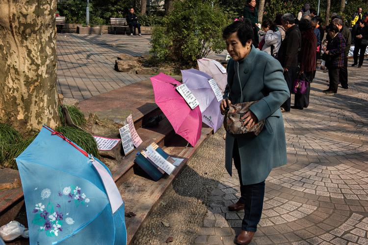 Arkivfoto fra et 'ægteskabsmarked' i Kina. Konceptet, hvor forældre leder efter en partner til deres børn, findes flere steder i det enorme land og indgår blandt andet Supchinas serie 'Strangers in China'.  Foto: Claus Blok Thomsen