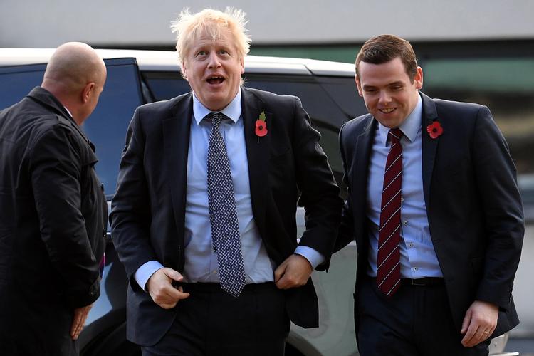 Boris Johnson og Douglas Ross fotograferet sammen sidste år.  Foto: Daniel Leal-olivas/Ritzau Scanpix