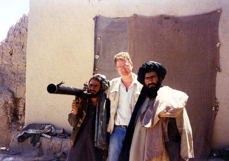 Journalist Torsten Jansen er i Afghanistan og ses her med to krigere, der holder vagt ved opiumsmarkerne. Året er 1995. Foto: Danmarks Radio