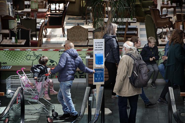 Danmark er i gang med en udvidet fase 2 af genåbningen af Danmark. Billedet er taget mandag 11. maj i Rødovre Centrum, da blandt andet butikscentre åbnede.  Foto: Martin Lehmann/POLFOTO