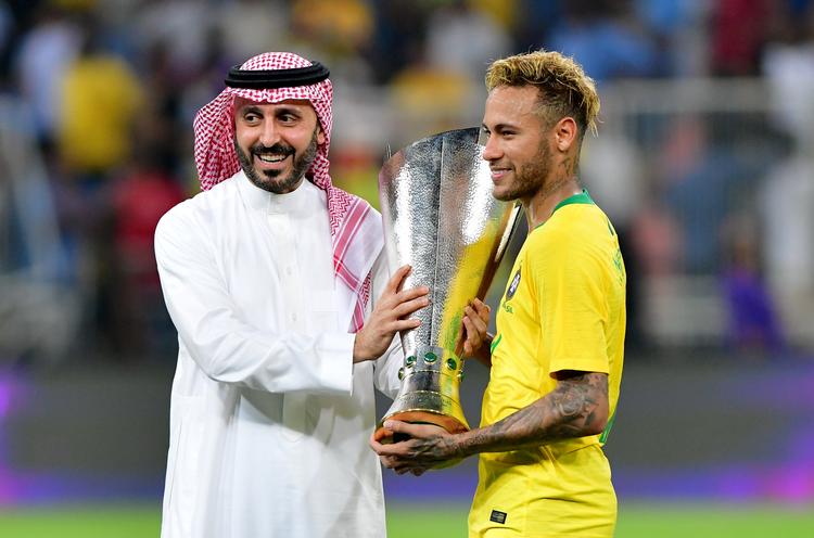 Saudi Arabien vil ligesom andre olierige stater brande sig gennem fodbold i en geopolitisk kamp og har allerede gjort det - som her, da landet husede en venskabskamp mellem Neymars Brasilien og Argentina. Fifa-præsidenten Gianni Infantino har også flirtet med muligheden for saudiske investeringer. Foto: Stringer ./Ritzau Scanpix