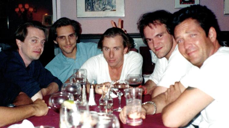 Quentin Tarantino har holdt fast i de samme venner og arbejdskolleger gennem alle årene. Blandt andre Michael Madsen (th.) og Tim Roth (midt). Foto: Fra filmen