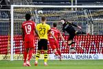 Dortmund-målmand Roman Bürki havde egentlig haft hånd på bolden, men løftet fra FC Bayerns Joshua Kimmich endte alligevel med at havne i nettet.  Foto: Pool/Ritzau Scanpix