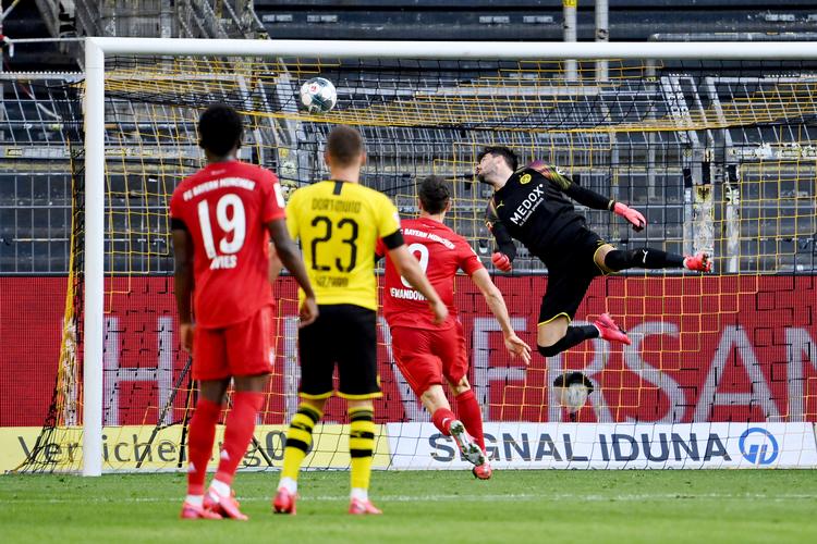 Dortmund-målmand Roman Bürki havde egentlig haft hånd på bolden, men løftet fra FC Bayerns Joshua Kimmich endte alligevel med at havne i nettet.  Foto: Pool/Ritzau Scanpix