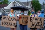 Demonstranter viser deres utilfredshed med  Minneapolis' politi efter sagen med manden George Floyd. Optagelser viser, at den sorte mand blev holdt ned mod asfalten af en politibetjents knæ i flere minutter. Senere dør han.  Foto: Kerem Yucel/Ritzau Scanpix