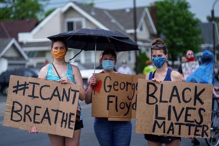 Demonstranter viser deres utilfredshed med  Minneapolis' politi efter sagen med manden George Floyd. Optagelser viser, at den sorte mand blev holdt ned mod asfalten af en politibetjents knæ i flere minutter. Senere dør han.  Foto: Kerem Yucel/Ritzau Scanpix