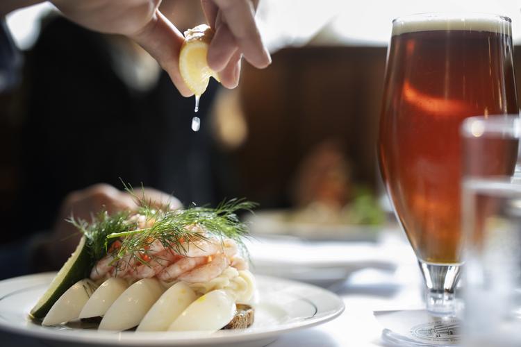 Flere spisesteder har benyttet sig af hjælpepakker. Her er det Restaurant Schønnemann i København.  Foto: Mikkel Hørlyck/POLFOTO