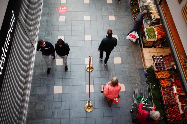 Genåbningen af samfundet gør, at mange på lønkompensation kan komme tilbage på job. Men op imod 100.000 lønmodtagere riskerer en afskedigelse, vurderer økonomiske eksperter. Foto: Martin Lehmann Foto: Martin Lehmann/POLFOTO