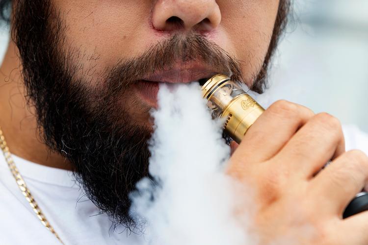 Unge ryger mest, fastslår ny rapport. Men det vil muligvis snart ændres, i takt med at Folketingets kommende tiltag om tobak og nikotin bliver implementeret. Så er det blandt andet farvel til e-cigaretter med smag af cola og jordbær. Foto: Finn Frandsen/POLFOTO