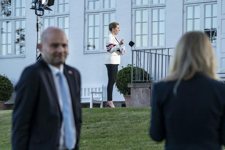 Venstre forventer, at coronaudvalg i næste uge kan få nedsat et kommissorium til udredning af forløbet under coronakrisen. På billedet ses Konservatives Søren Pape Poulsen med statsminister Mette Frederiksen (S) i baggrunden. Foto: Tariq Mikkel Khan