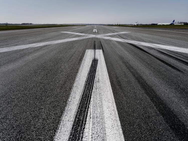 Der kan meget vel være langt imellem flyene på landingsbanen i Kastrup lufthavn i flere år ud i fremtiden. Foto: Mads Nissen/POLFOTO
