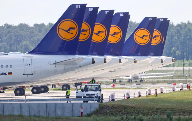  Som de fleste andre flyselskaber lider tyske Lufthansa hårdt under coronakrisen. Her er en stribe fly parkeret i Schönefeld-lufthavnen i Berlin.
 Foto: Fabrizio Bensch/Ritzau Scanpix