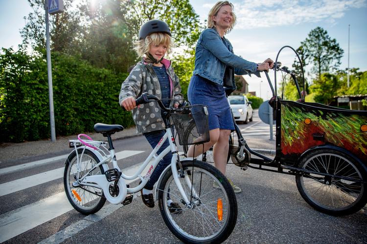 Barbara Vedel Mohr startede i SFO for de kommende børnehaveklassebørn for anden gang for nogle uger siden. Hendes forældre Karen og Frederik er ærgerlige over, at deres datter på ét år har skiftet mellem tre venneflokke, voksne og nye lokaler - i stedet for at blive skoleudsat. Foto: Jacob Ehrbahn/POLFOTO