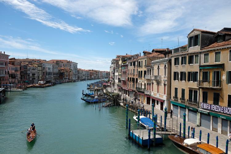 Grand Canal i Venedig ligger stille hen som følge af coronavirus. Italien er et af de lande i Europa, som har været hårdt ramt af sygdommen samt nedlukningen. Forslag om EU-hjælpepakke skal kickstarte EU-landenes økonomi. Foto: Manuel Silvestri/Ritzau Scanpix