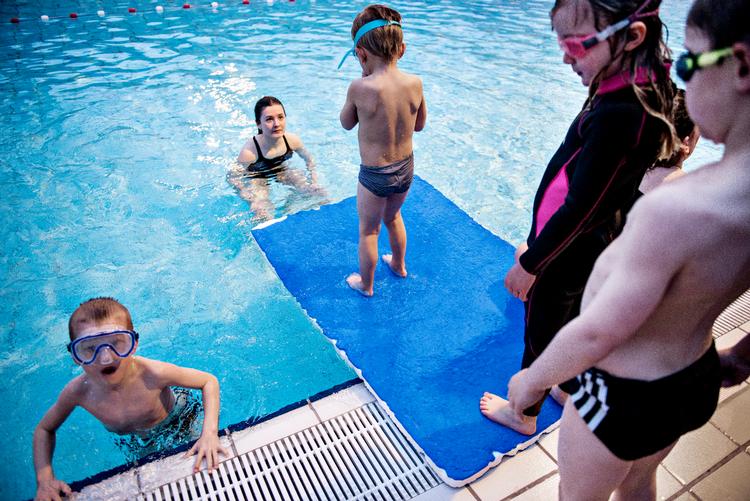 I Danmark bør alle børn få muligheden for at lære at svømme, mener formand i Hovedstadens Svømmeklub. I København er det bare ikke muligt. Her er nogle heldige i Emdrup Badet i København. Foto: Katinka Hustad/POLFOTO
