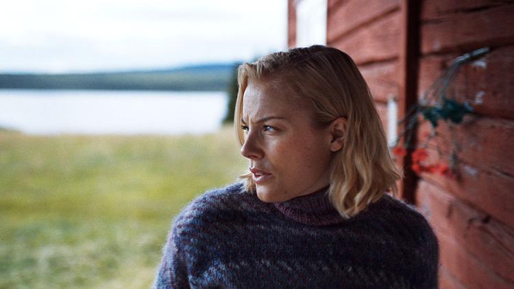 Advokaten Rebecka Martinsson (Ida Engvoll i sæson 1) vender hjem til sin fødeegn i Nordsverige. Omkring hende dør folk som fluer. Serien er bygget på Åsa Larssons roman. Foto: Yellow Bird Films/DR