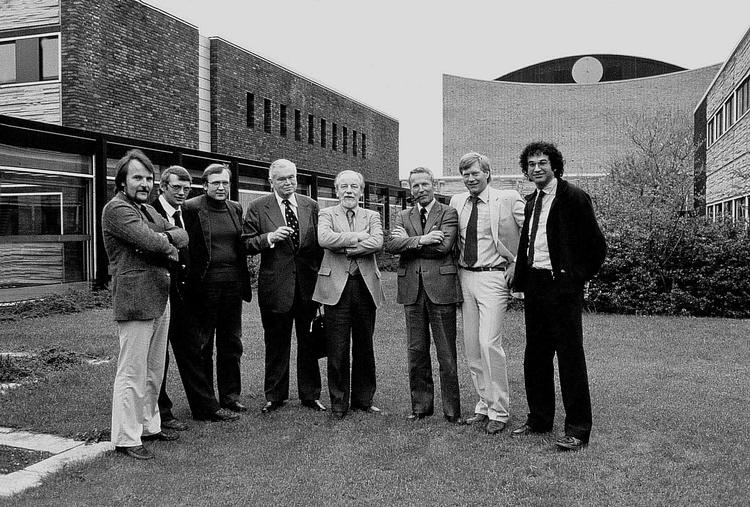 Fra venstre ses: Lasse Jensen, New York. Jørgen Poulsen, Stockholm, Poul Smith, Bruxelles, Christian Winther, Washington, Ib Rehné, Rom ( senere Cairo), Claus Toksvig, London, Sven-Erik Tychsen, Bonn, og Samuel Rachlin, Moskva. Fire korrespondenter deltog ikke i mødet og optræder derfor ikke på billedet, nemlig Robert Christiansen, Peter Dalhoff, Ole Sippel, og Lasse Budtz. Foto: Bent Paulsen.
 