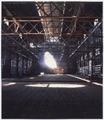'Day's End' kaldte Gordon Matta-Clark sit projekt fra 1975, hvor han hen over sommeren skar smukke runde og sejlformede huller i et pakhus fra 1800-tallet. Hans vision for værket, som i parentes bemærket var ulovligt og af myndighederne opfattedes som vandalisering, var at skabe »et tempel for sol og vand«. Foto: Gordon Matta-Clark,  © The Estate of Gordon Matta-Clark / Artists Rights Society (ARS), New York Courtesy The Estate of Gordon Matta-Clark and David Zwirner