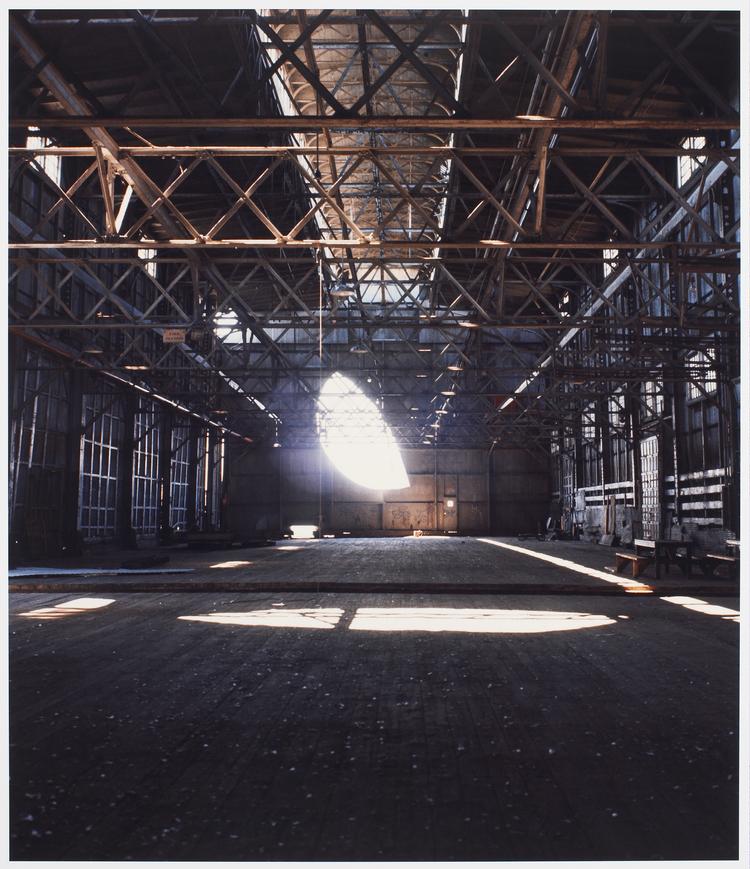 'Day's End' kaldte Gordon Matta-Clark sit projekt fra 1975, hvor han hen over sommeren skar smukke runde og sejlformede huller i et pakhus fra 1800-tallet. Hans vision for værket, som i parentes bemærket var ulovligt og af myndighederne opfattedes som vandalisering, var at skabe »et tempel for sol og vand«. Foto: Gordon Matta-Clark,  © The Estate of Gordon Matta-Clark / Artists Rights Society (ARS), New York Courtesy The Estate of Gordon Matta-Clark and David Zwirner