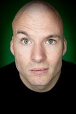Coronakrisen tvang Simon Talbot til at aflyse sin verdensturne. Nu laver han i stedet comedy på hjemmesiden Twitch. Foto: Mads Nissen/POLFOTO