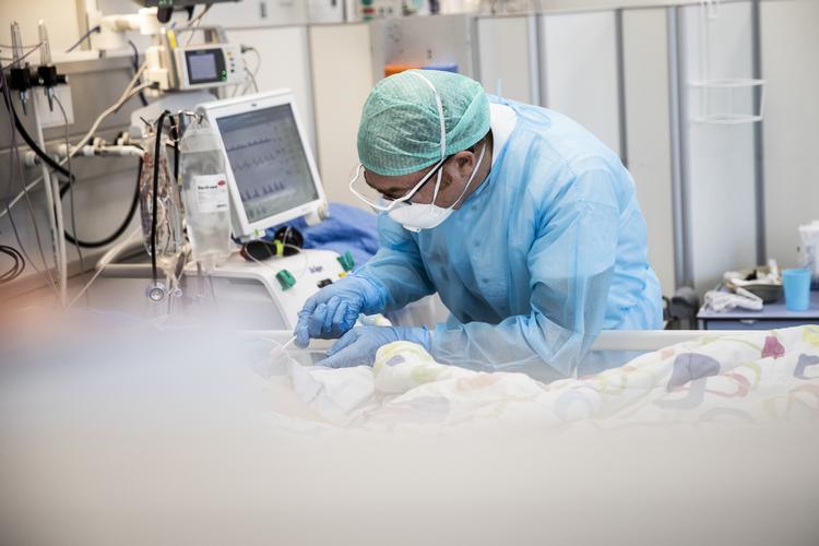     (ARKIV) En sygeplejerske børster tænder på en patient på intensiv afdelingen for Covid-19 patienter på Bispebjerg Hospital i København. Antallet af indlagte med coronavirus falder fortsat. Foto: Ólafur Steinar Gestsson/Ritzau Scanpix