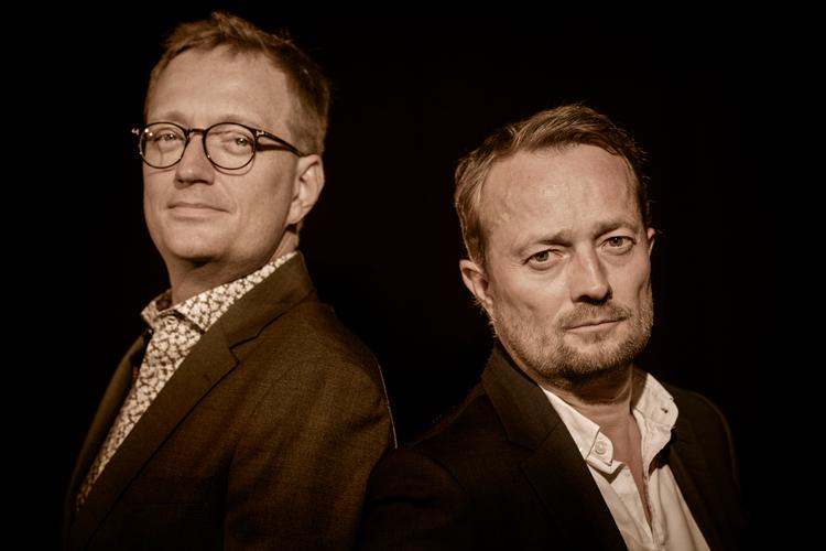Hver torsdag udlægger Kristian Madsen (tv.) og Bo Søndergaard (th.) teksten i de vigtigste politiske begivenheder i podcasten 'Madsen og Magten'.  Foto: Miriam Dalsgaard/POLFOTO