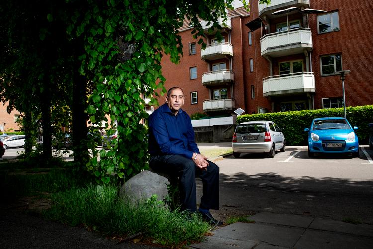 Asif Mehmood er taxachauffør og bor i Mjølnerparken. Han er en af de 12 beboere, som nu stævner Transport- og Boligministeriet i en sag om mulig diskrimination.
 Foto: Jacob Ehrbahn/POLFOTO