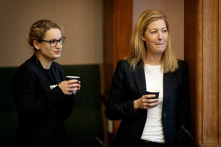     Spørgetime med statsministeren i folketingssalen på Christiansborg. Enhedslistens leder, Pernille Skipper, og Radikale Venstres Sofie Carsten Nielsen.   Foto: Jens Dresling/POLFOTO