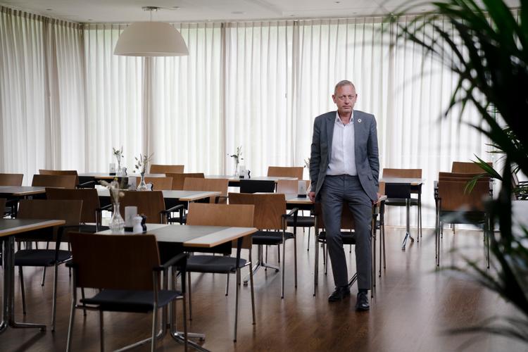 Nu anbefaler regeringens økonomiske eksperter, at der bliver sat en stopper for lønkompensationsordningen.

Det gør ondt hos vores case – Frederiksdal Sinatur Hotel &amp; Konference. Foto: Andreas Merrald/POLFOTO