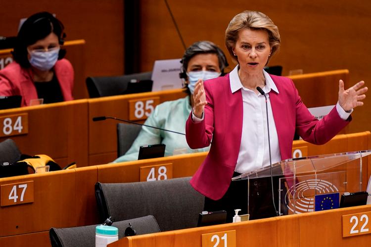 Store armbevægelser. Et definerende øjeblik for EU. Sådan sagde kommissionsformand Ursula von der Leyen, de hun fremlage store genopretningspakke i EU-parlamentet onsdag. Foto: Kenzo Tribouillard/ AFP. Foto: Kenzo Tribouillard/Ritzau Scanpix